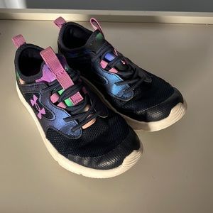 Kids size 1 under armour sneakers